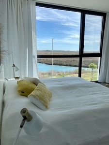 Blick über Bett auf Naturschutzgebiet