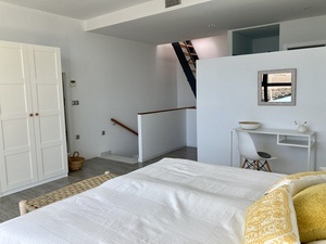 Blick vom Bett auf Treppen